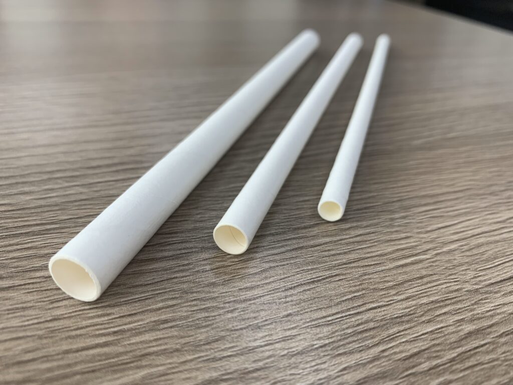 so sánh nguyên liệu ống hút giấy với ống hút nhựa